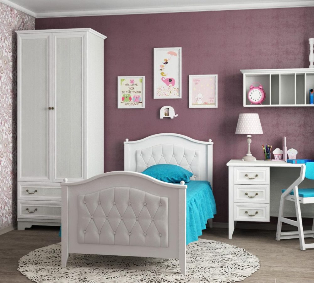 Weißes Bett mit Polsterkopfteil, Schrank und Nachttisch im Kinderzimmer