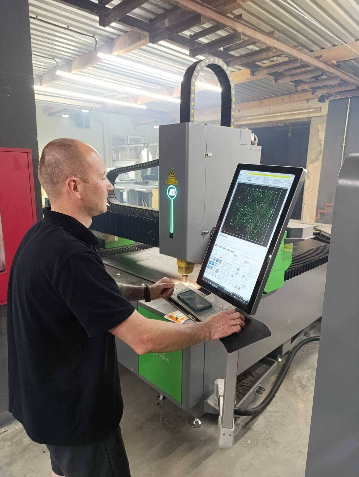 Operatore al pannello di controllo di una macchina CNC
