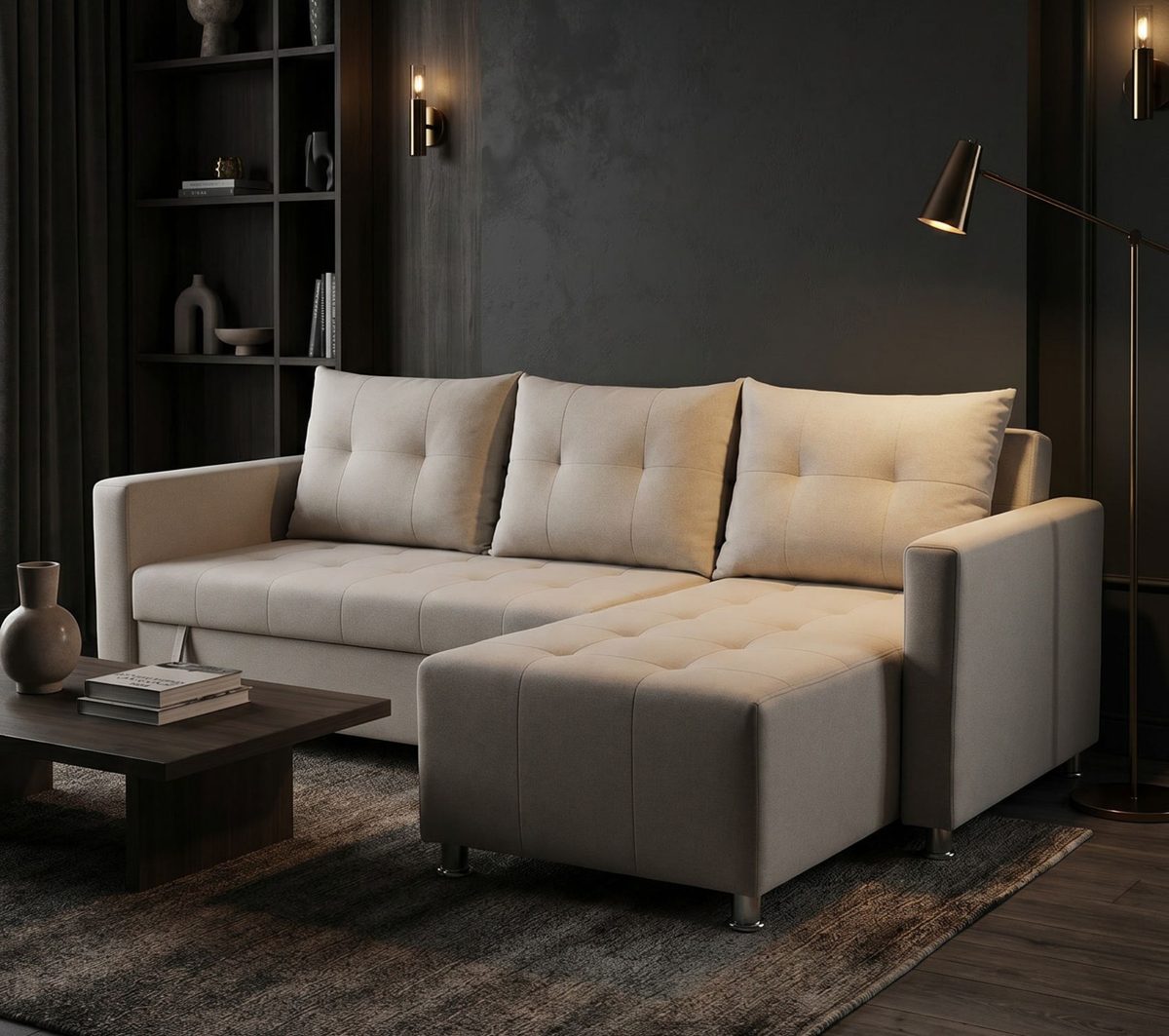 Divano angolare chiaro con chaise longue in un soggiorno scuro