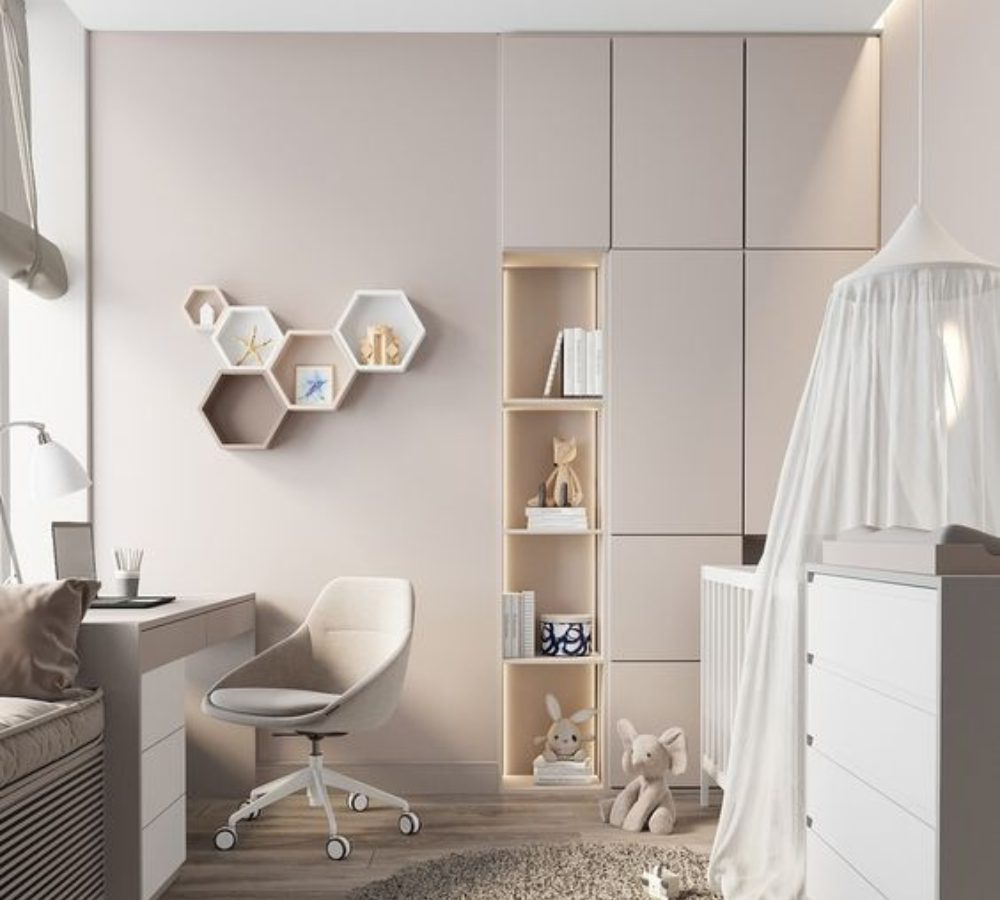 Kinderzimmer mit Schrank, Wabenregalen und Schreibtisch