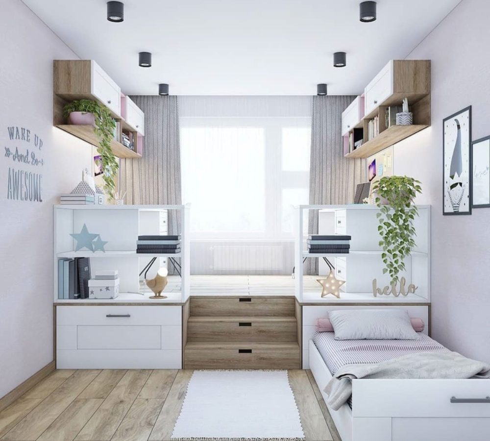 Kinderzimmer mit Betten links und rechts vom Fenster und Regalen