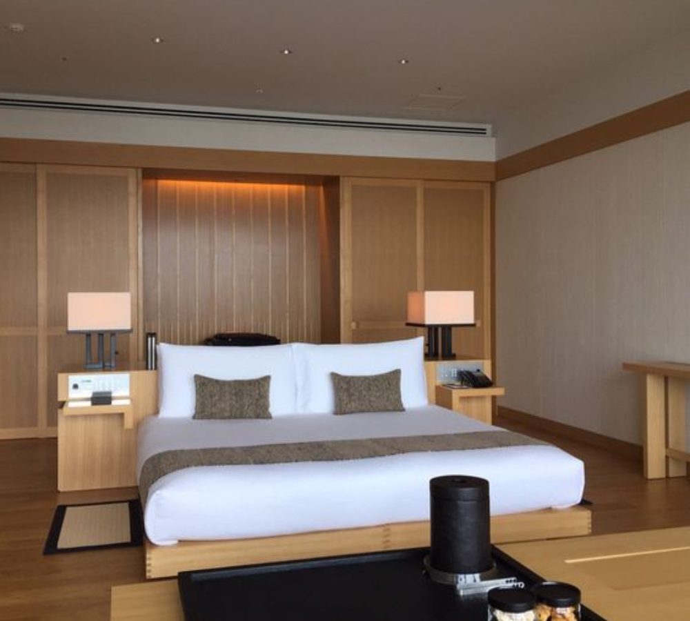 Camera con boiserie in legno e letto matrimoniale