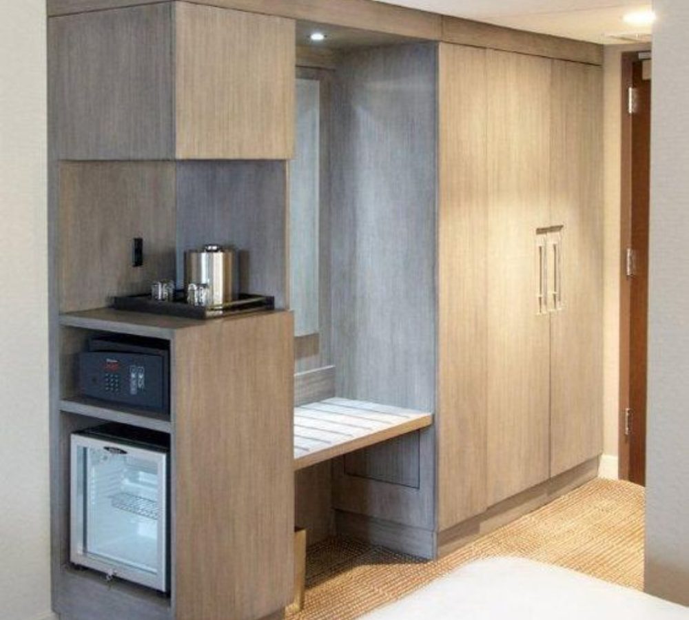 Armadio con vano per minibar e cassaforte in camera