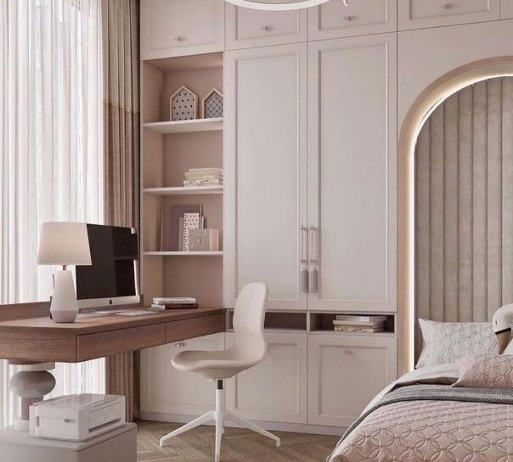 Kinderzimmer mit Schreibtisch, Schrank und Bett am Bogen