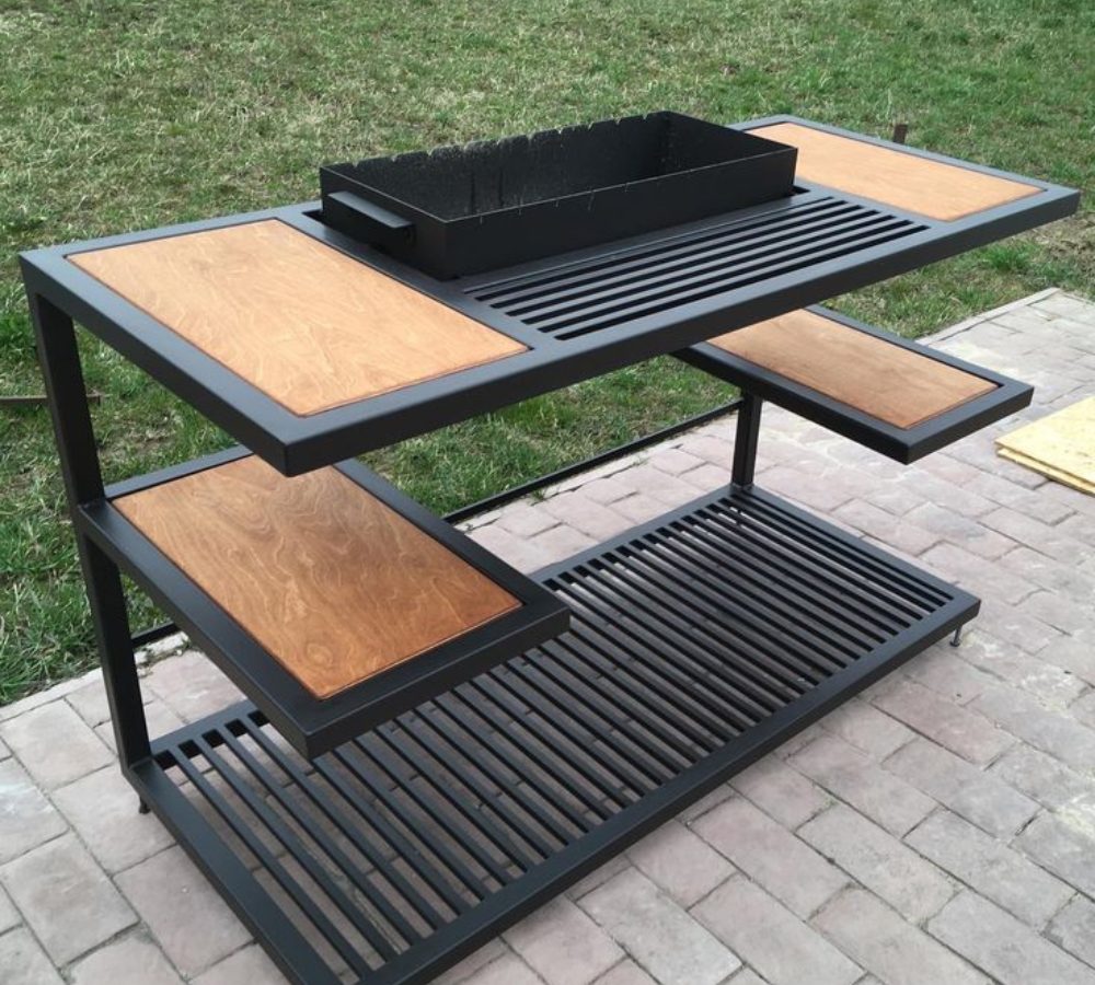 Barbecue-tavolo in metallo con ripiani in legno in cortile