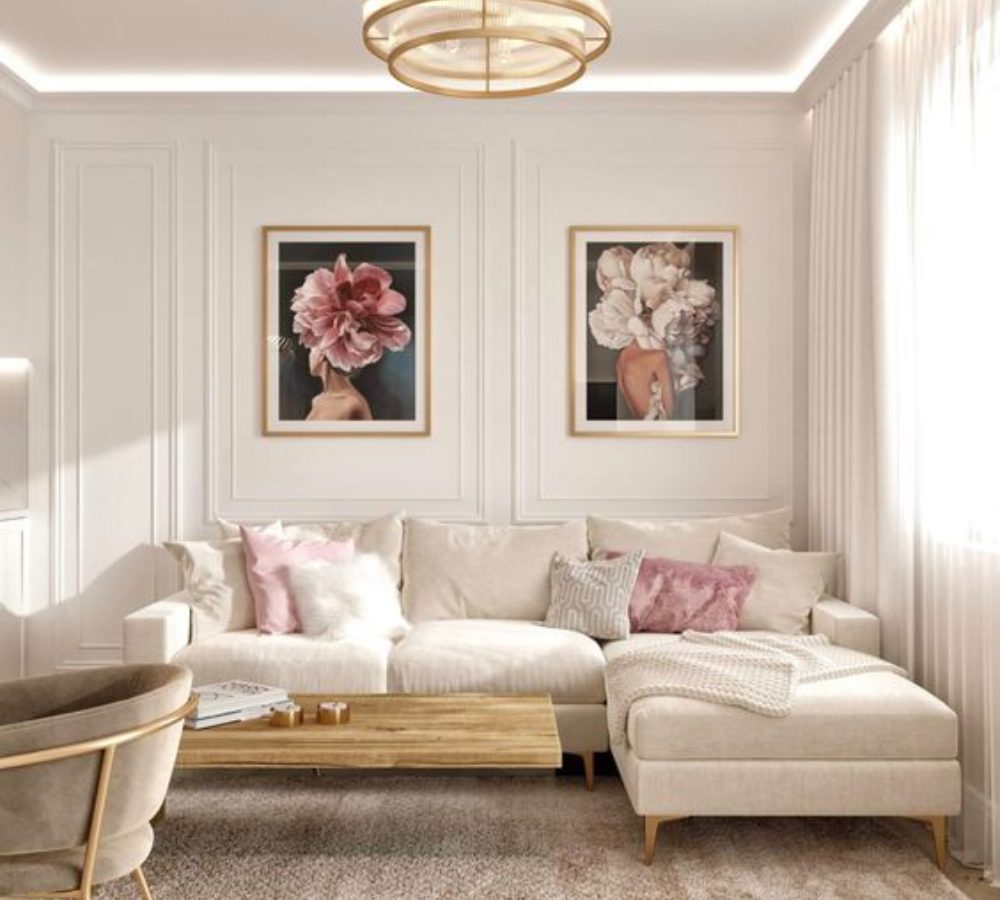 Soggiorno luminoso con divano angolare e quadri di peonie