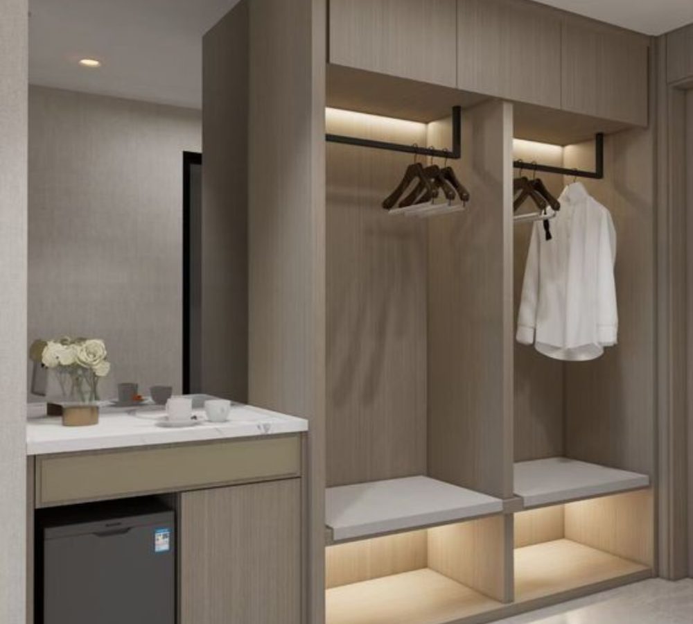 Guardaroba aperto illuminato e piano con minibar