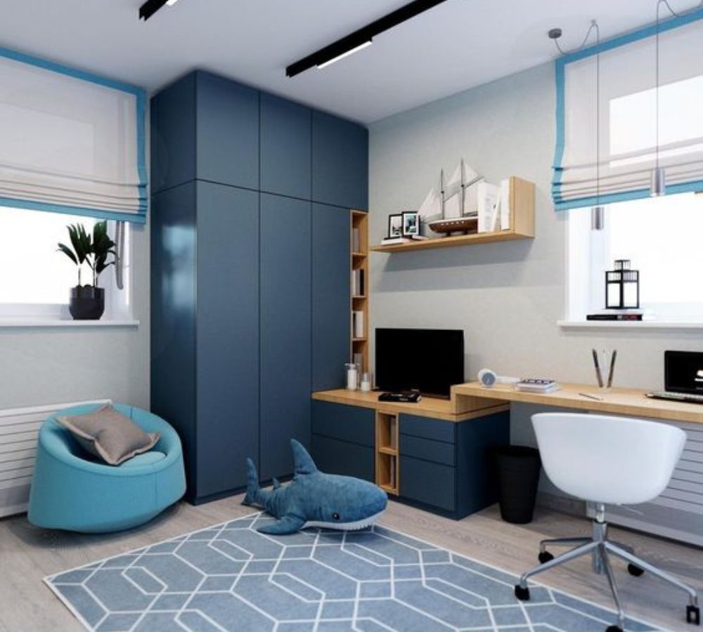 Kinderzimmer mit blauem Schrank und Eckschreibtisch