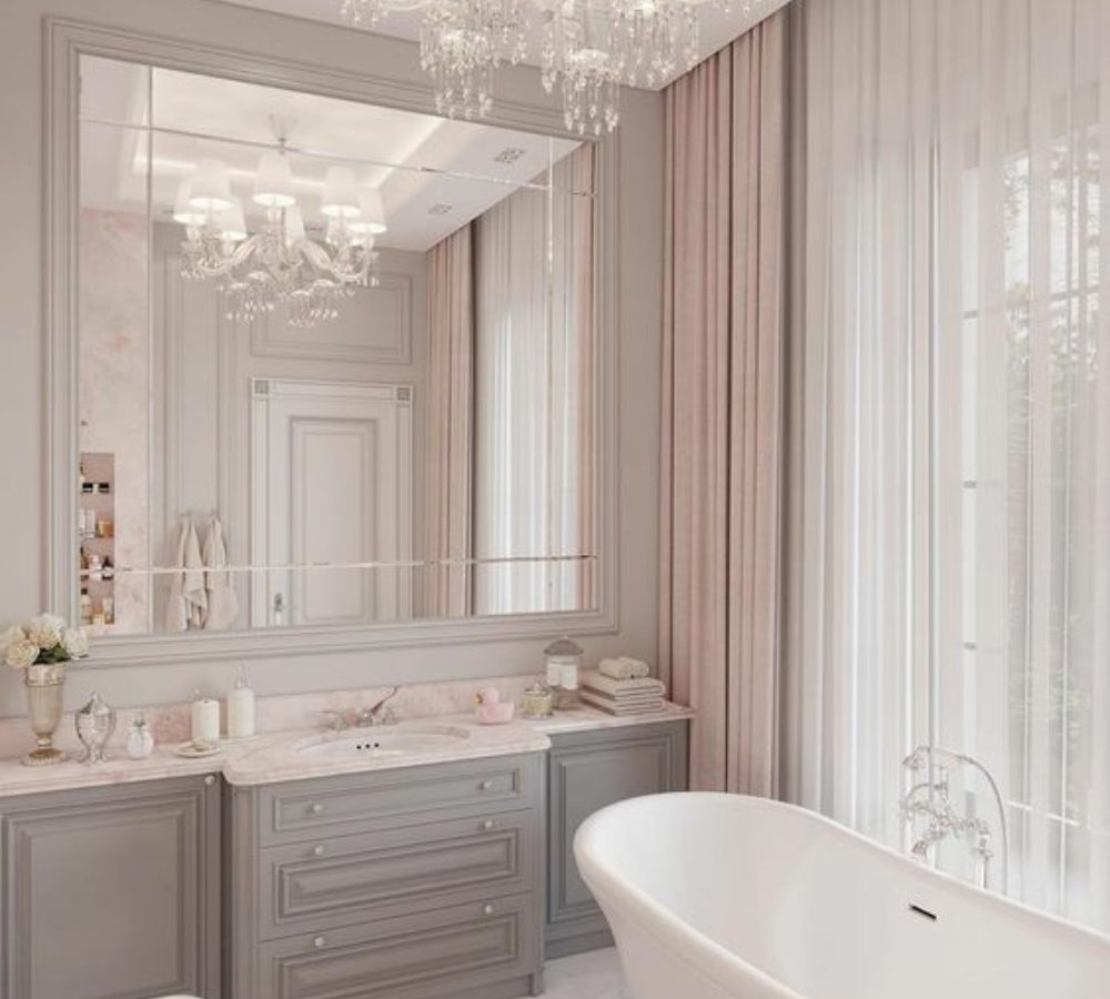 Bad mit freistehender Wanne und langem Waschtisch