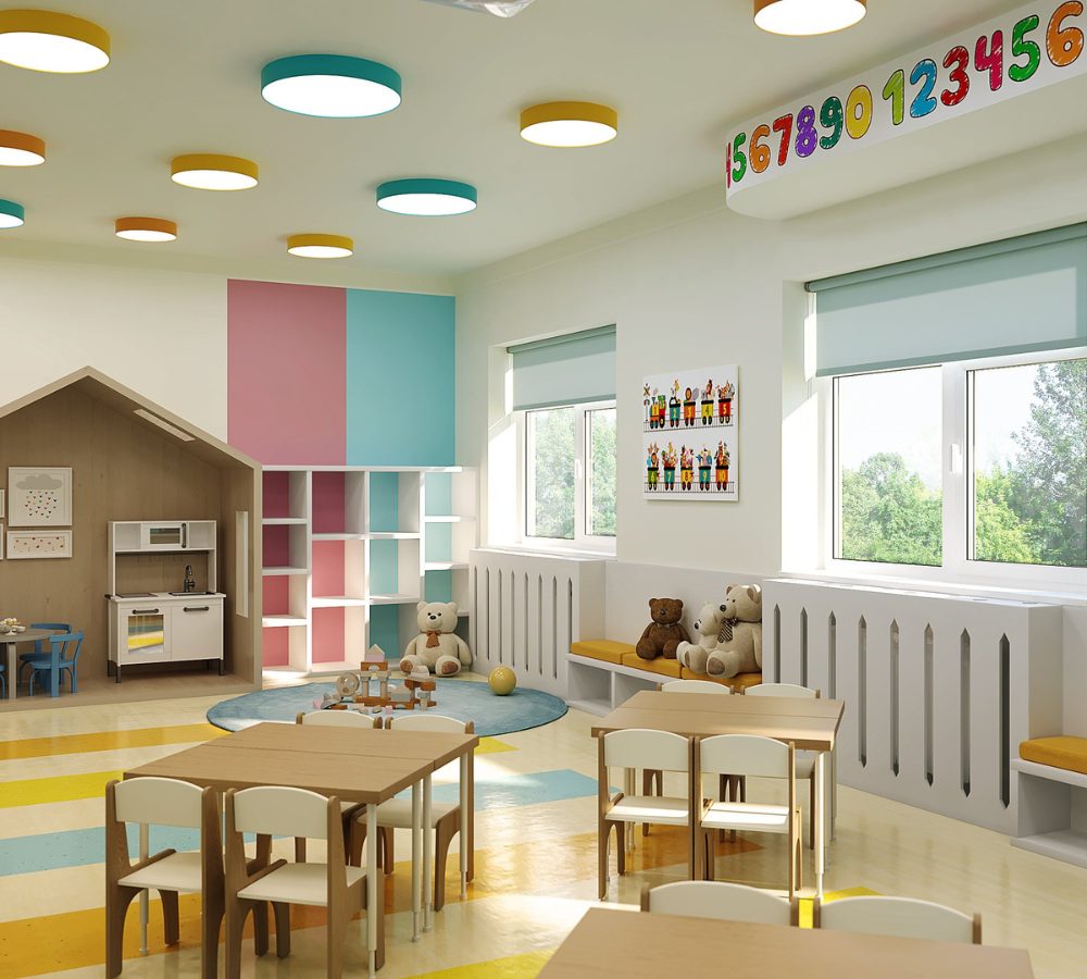 Kindergartenraum mit Tischen und bunten Regalen