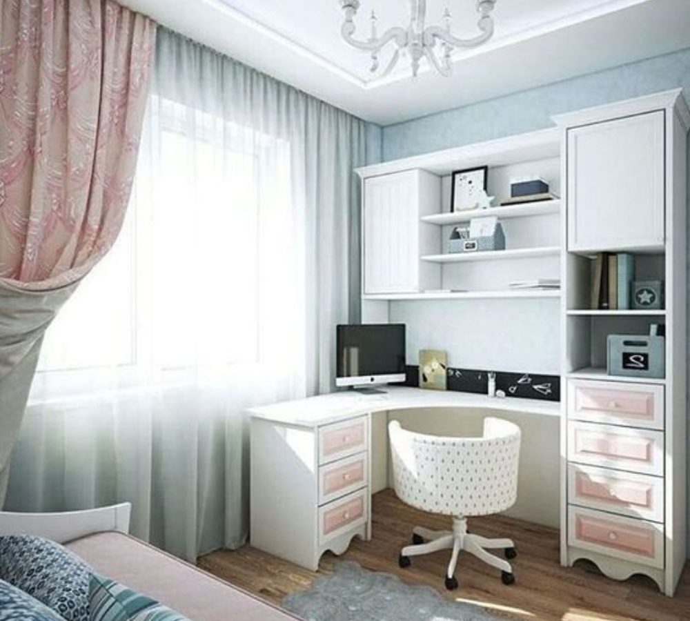 Weißer Lernbereich mit Schreibtisch und Hochschrank