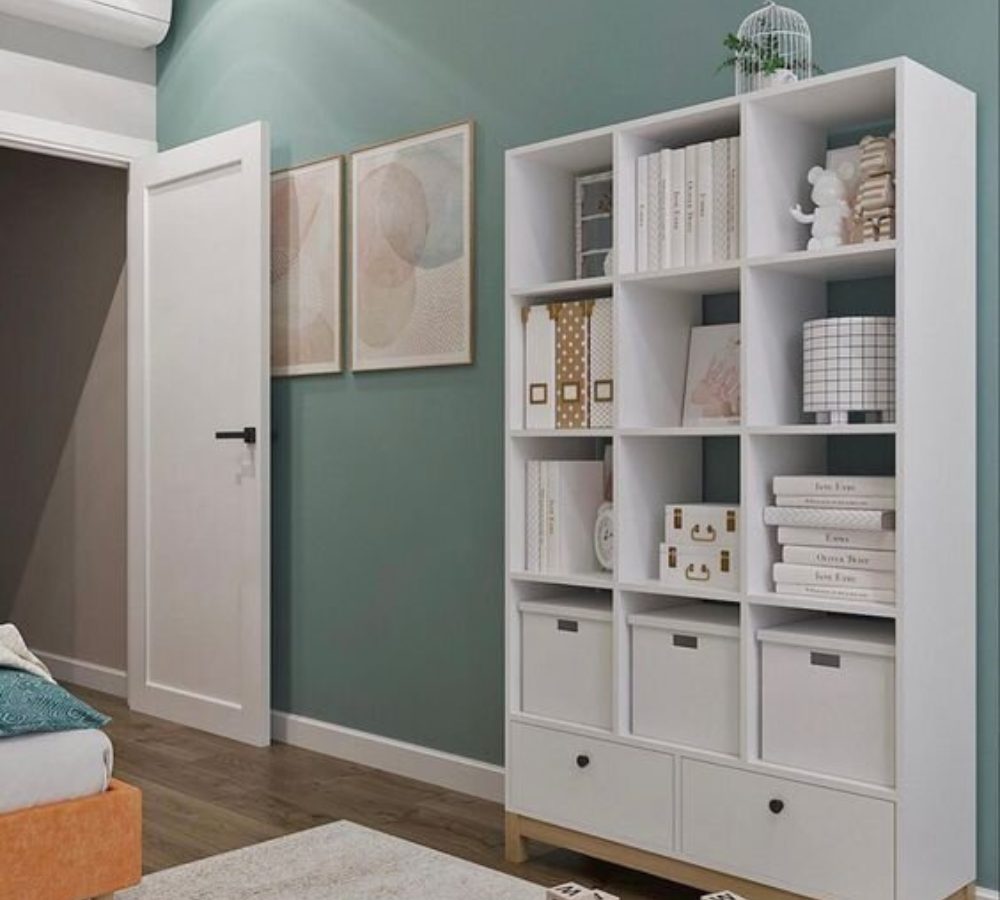 Weißes Regal mit Boxen im Kinderzimmer mit mintgrüner Wand