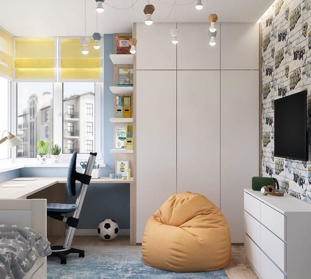 Kinderzimmer mit Schreibtisch, Schrank und Kommode