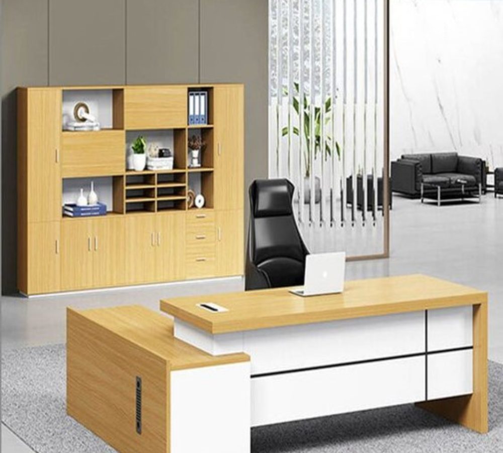 Eck-Chefschreibtisch und Schrank mit Glastüren