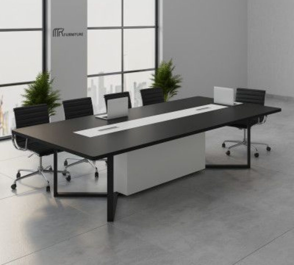 Konferenztisch mit Kabelkanal und Stühlen