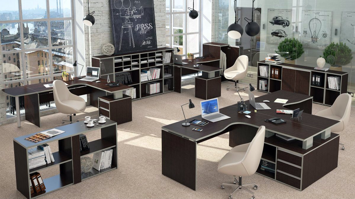 Chefbüro mit Schreibtischen und Regalen