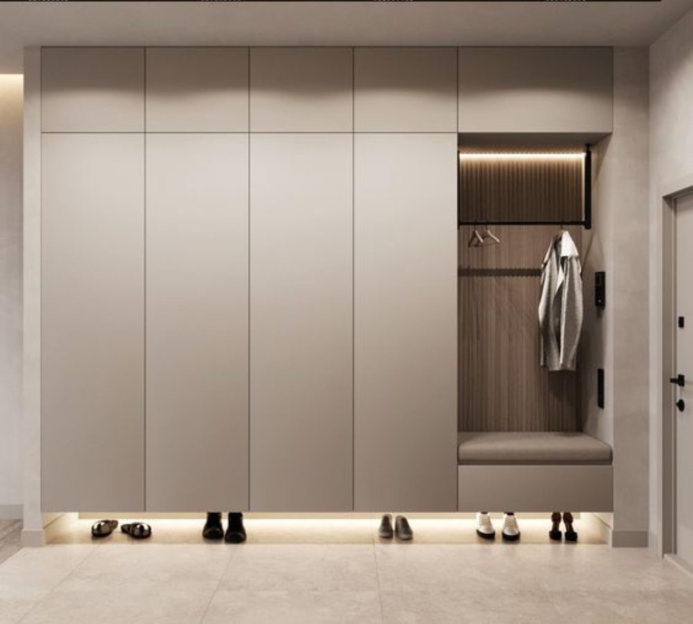 Wandhoher Einbauschrank und beleuchtete Garderobennische
