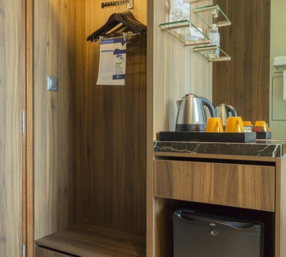 Nicchia guardaroba e minibar con angolo tè