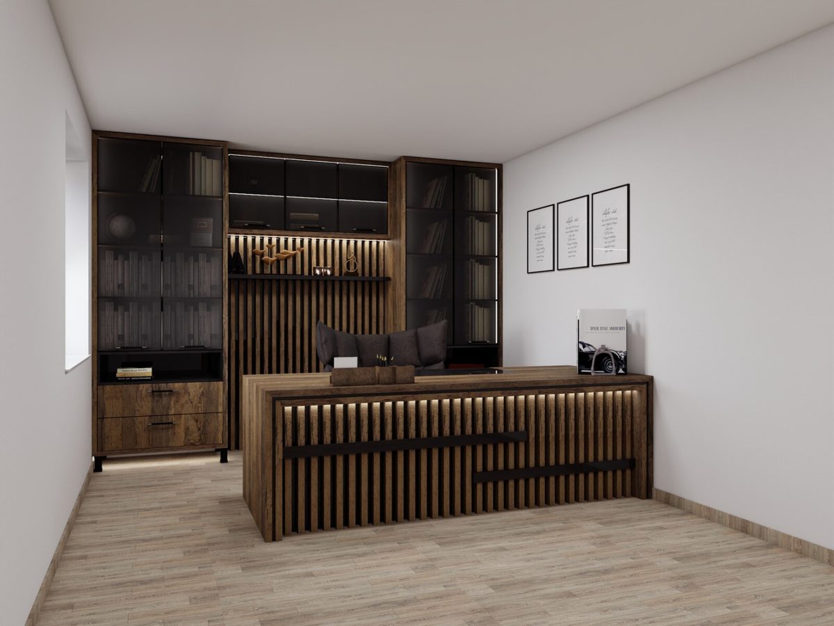 Arbeitszimmer mit Schreibtisch aus dunklem Holz und beleuchteten Vitrinen