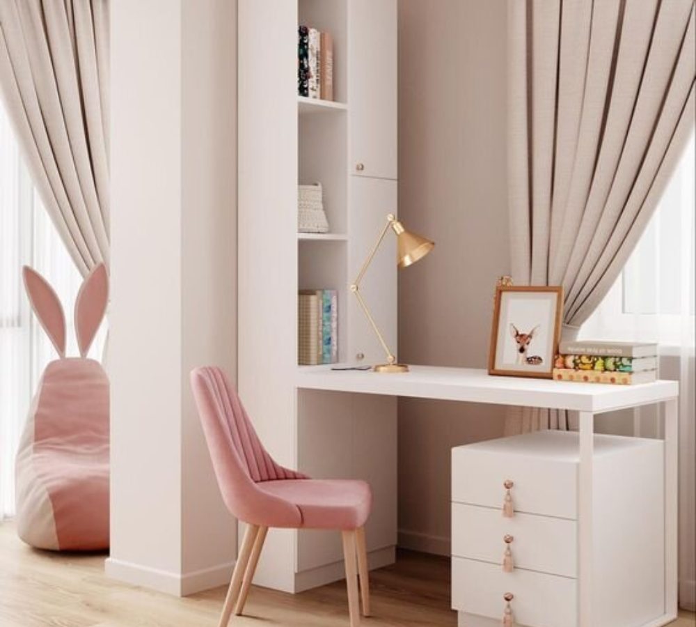 Schreibtisch mit Schubladen und rosa Stuhl im Kinderzimmer