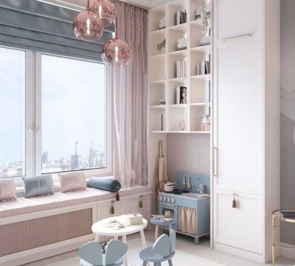 Kinderzimmer mit Regal, Fensterbank und Kindertisch