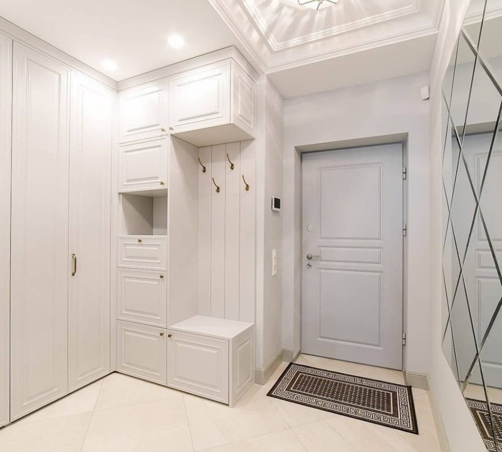Heller Flur mit Schrank, Garderobe und Ablage