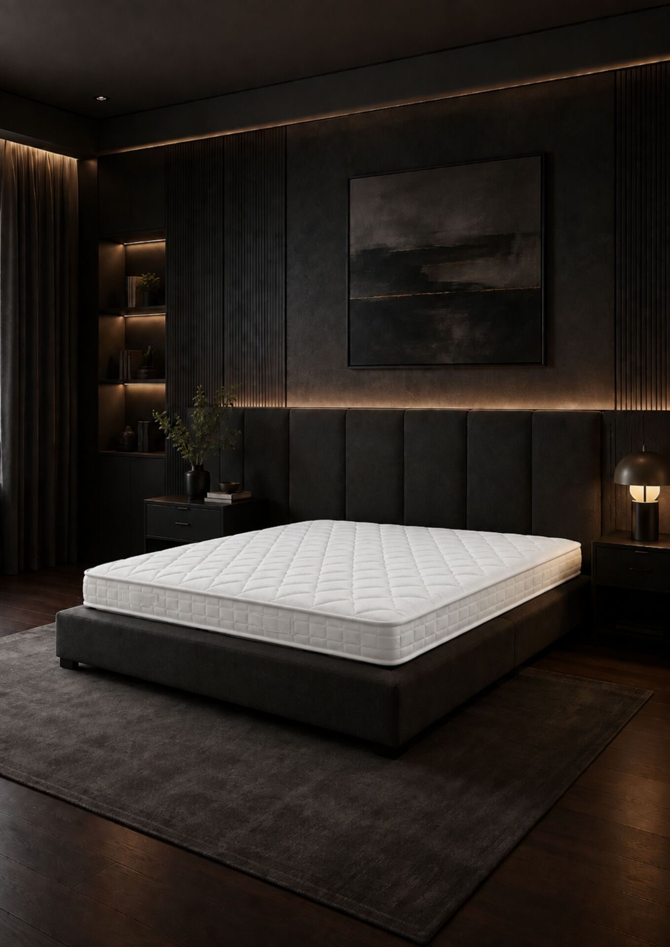 Weiße Matratze auf dunklem Bett im beleuchteten Schlafzimmer
