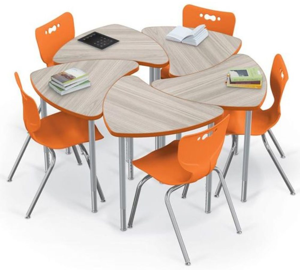 Trapeztische und orangefarbene Stühle für den Klassenraum