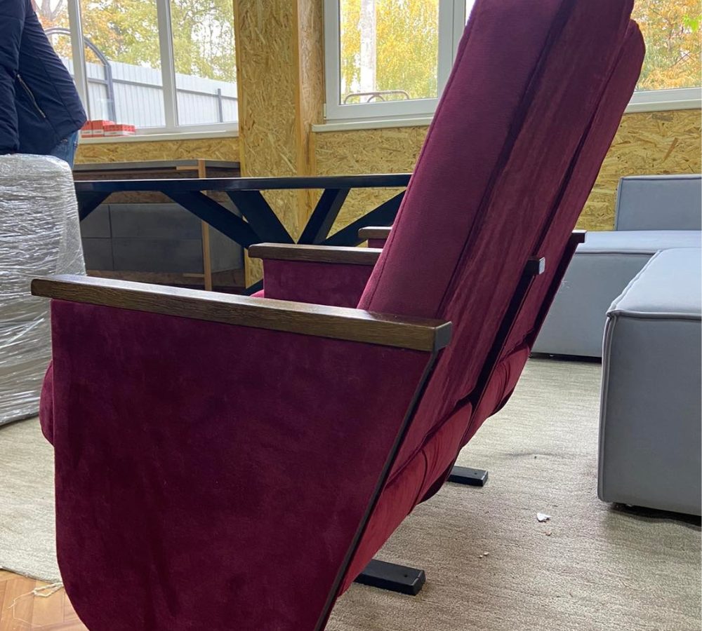 Poltrona da sala con rivestimento bordeaux e bracciolo in legno