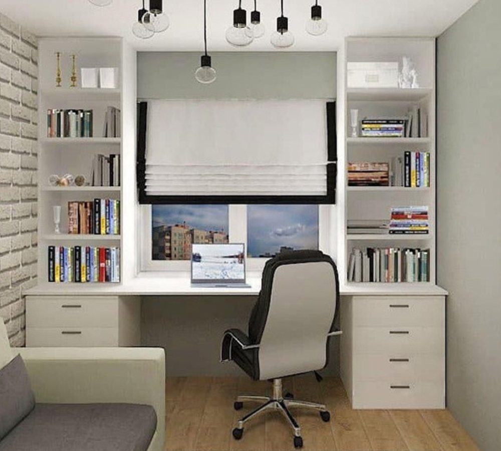 Arbeitsplatz zwischen Bücherregalen