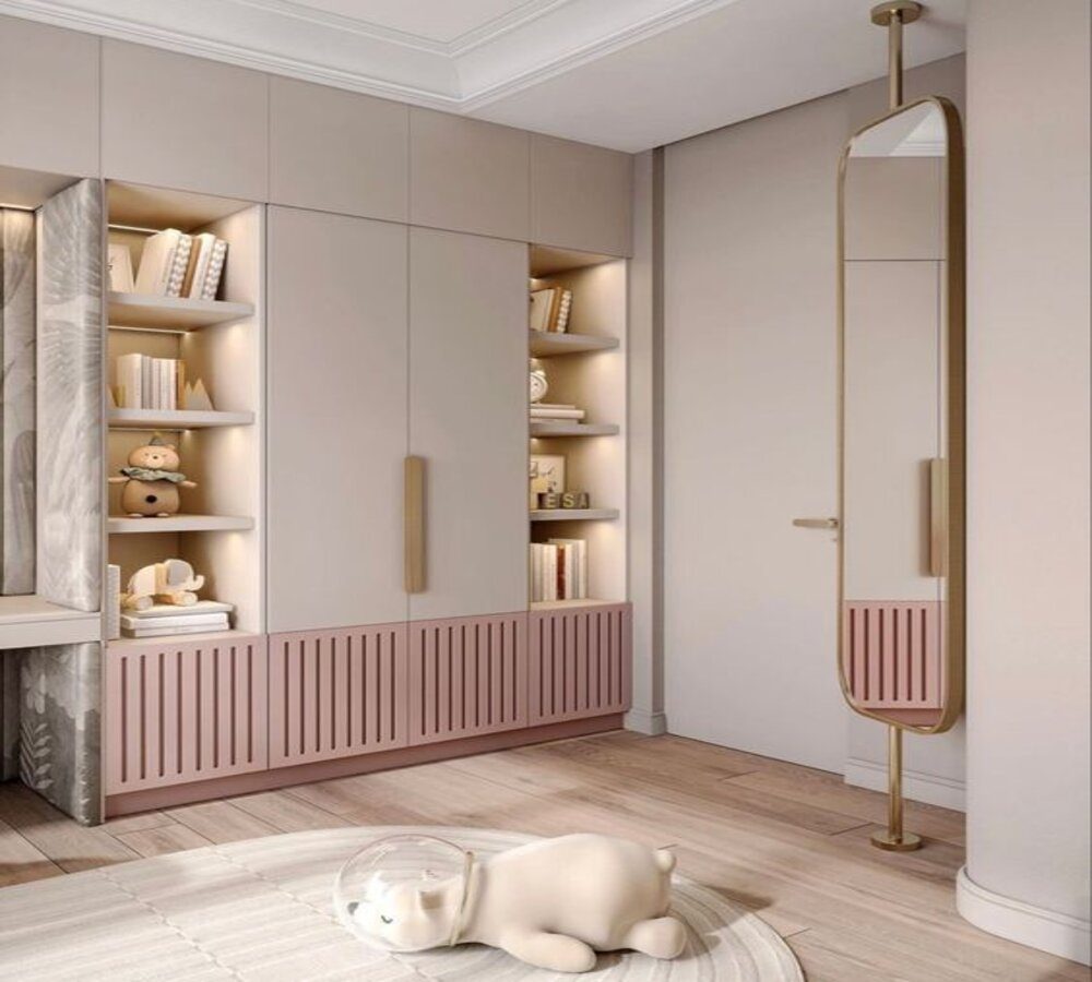 Kinderzimmer mit Schrank, offenen Regalen und rosa Kopfteil