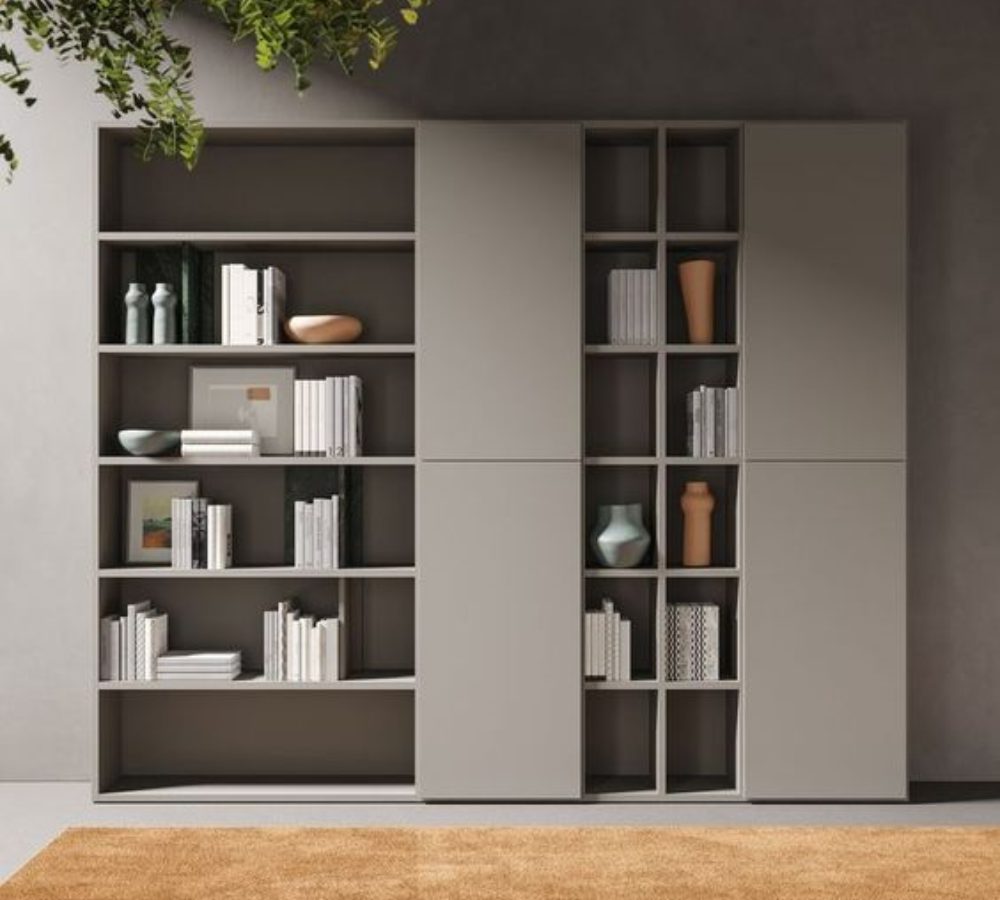Büroschrank mit offenen Regalen und geschlossenen Fächern