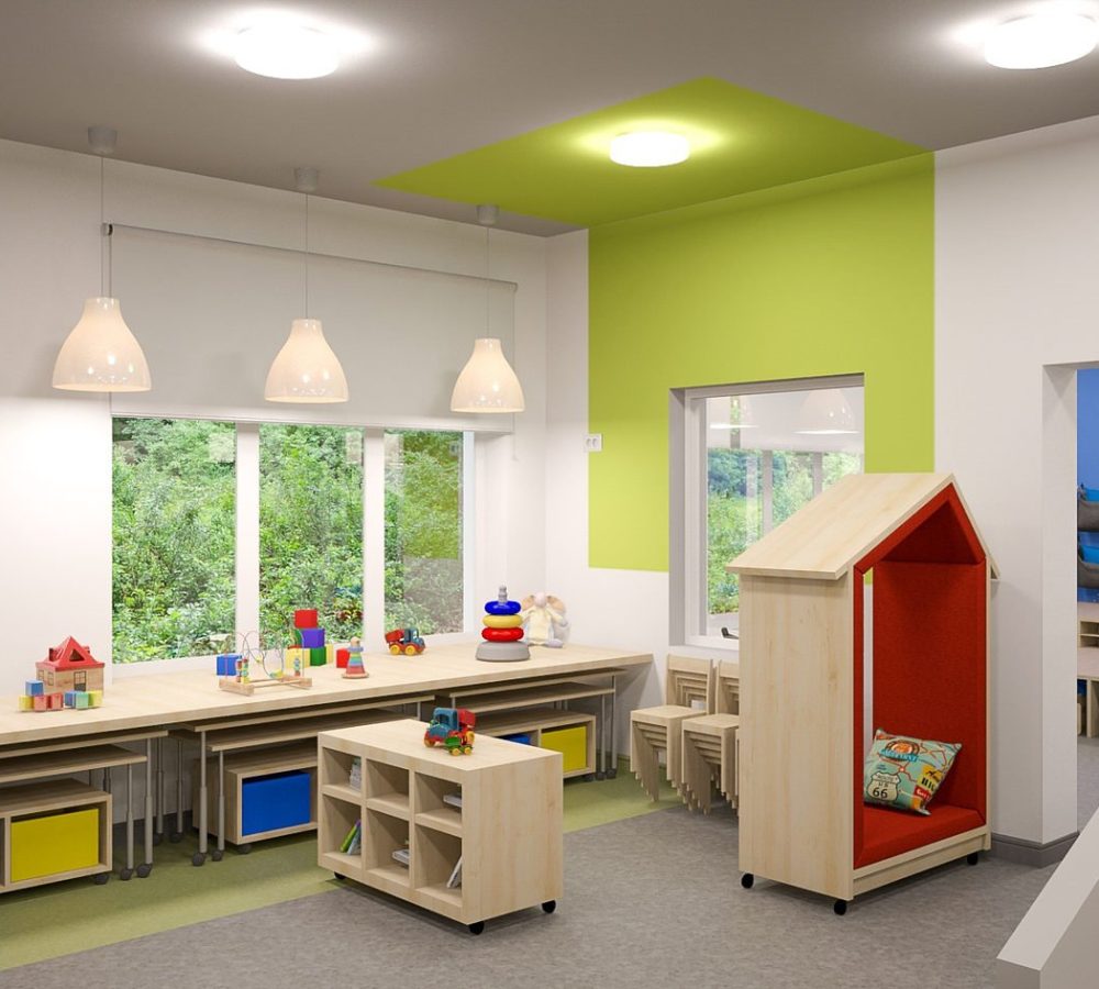 Kindergartenraum mit fahrbaren Regalen und Spielhaus