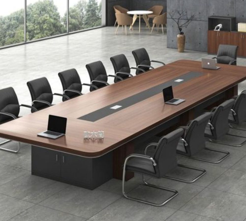 Langer Konferenztisch mit Stühlen