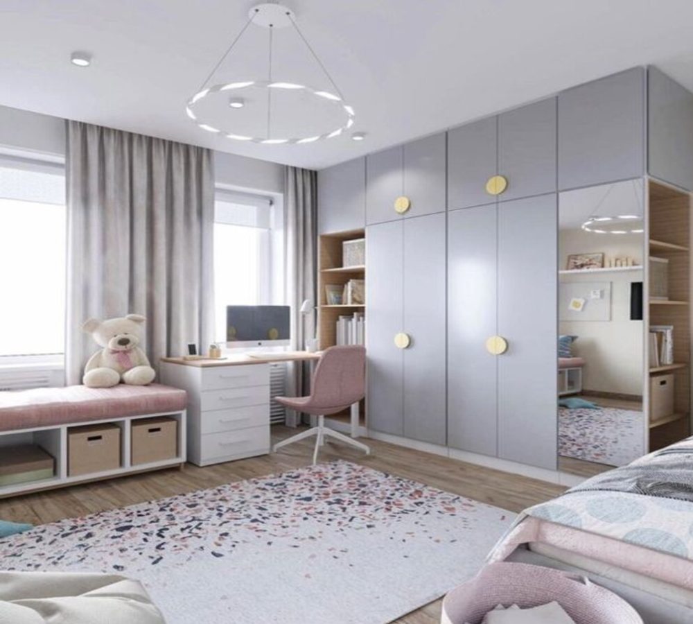 Grau-rosa Kinderzimmer mit Schrank, Schreibtisch und Fensterbank