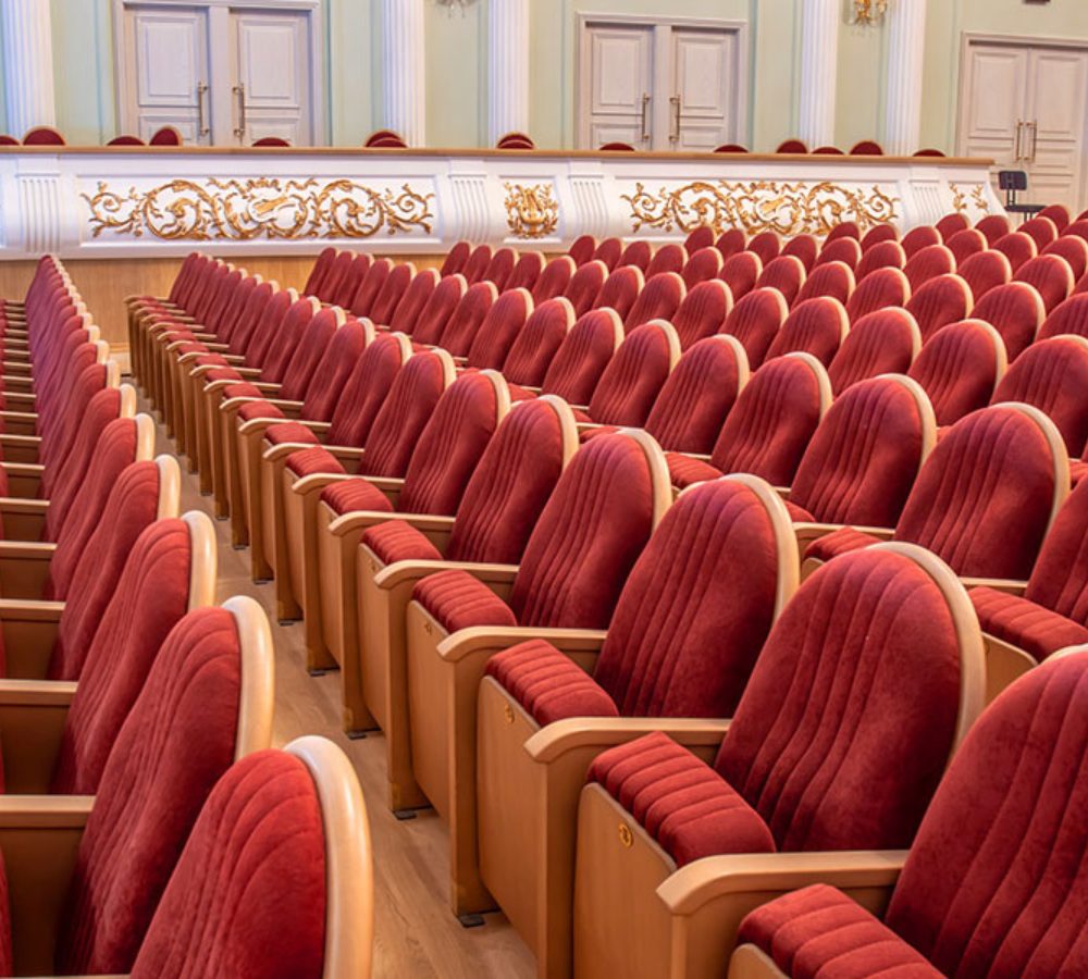 Reihen roter Theatersessel im Zuschauersaal