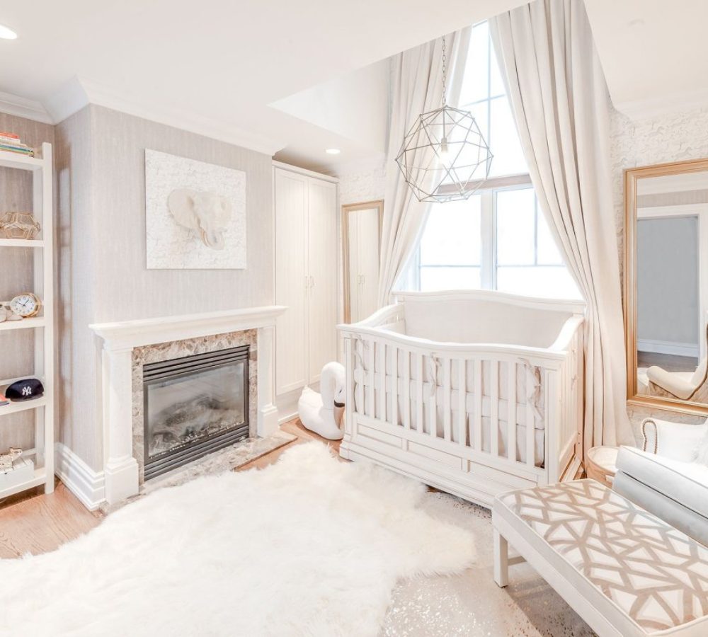 Babyzimmer mit Gitterbett und Kamin
