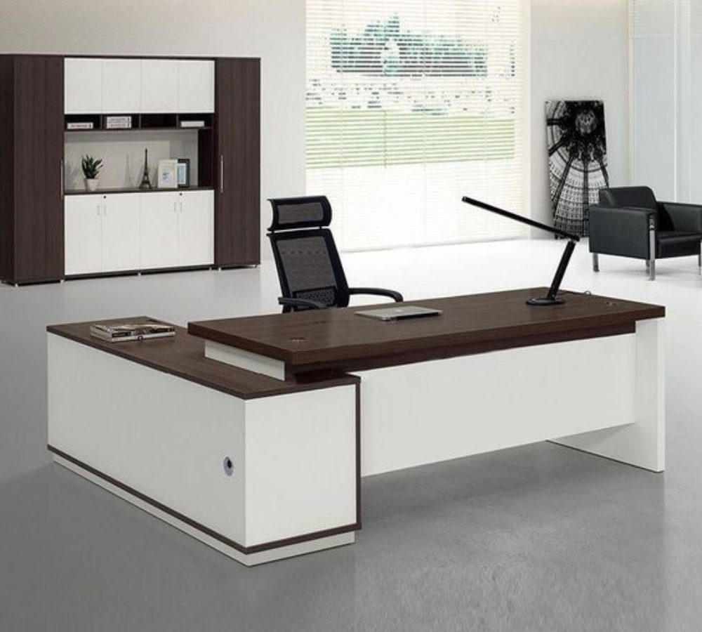 Weiß-brauner Chefschreibtisch und Schrank