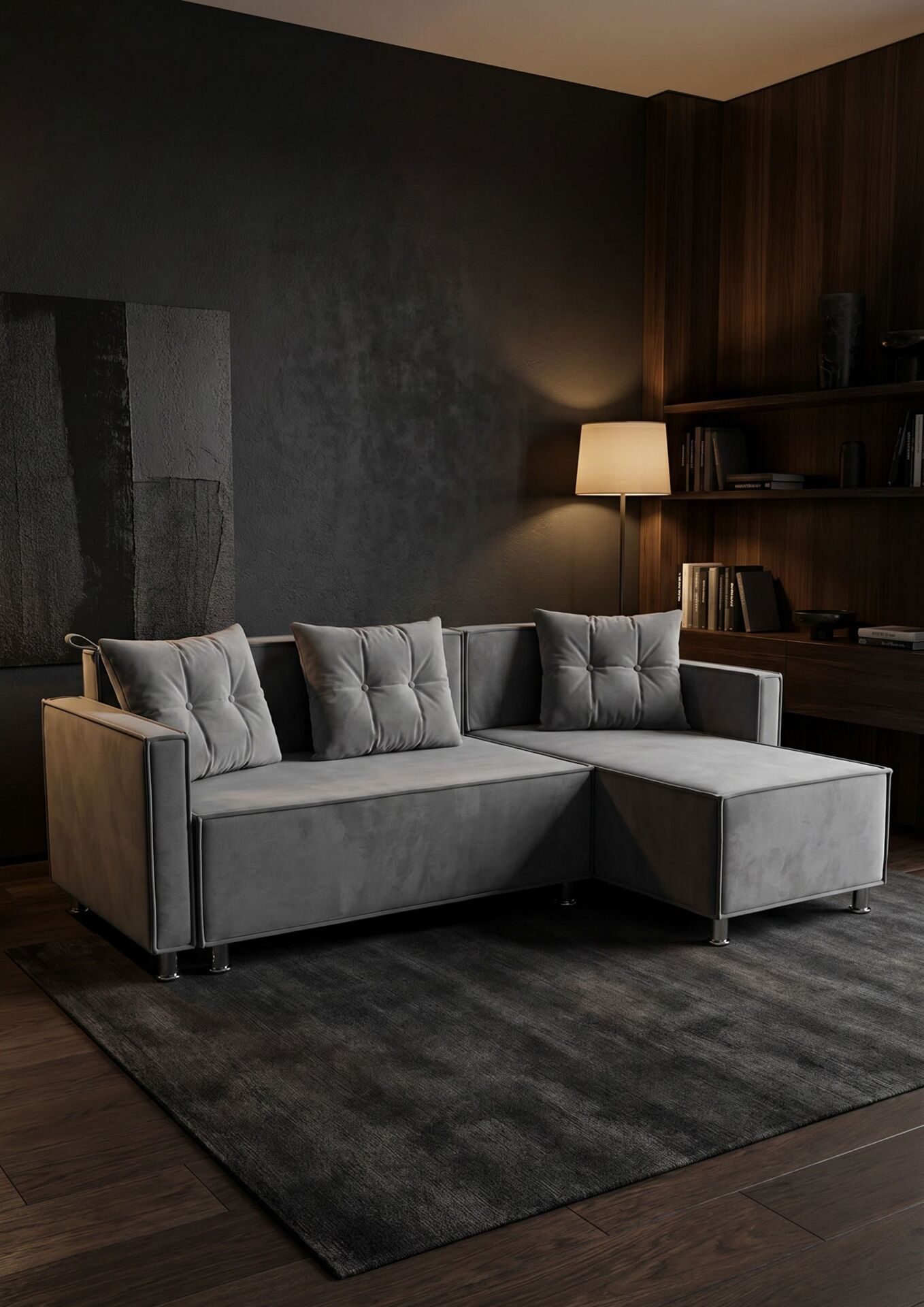 Divano angolare grigio con chaise longue accanto a una lampada da terra