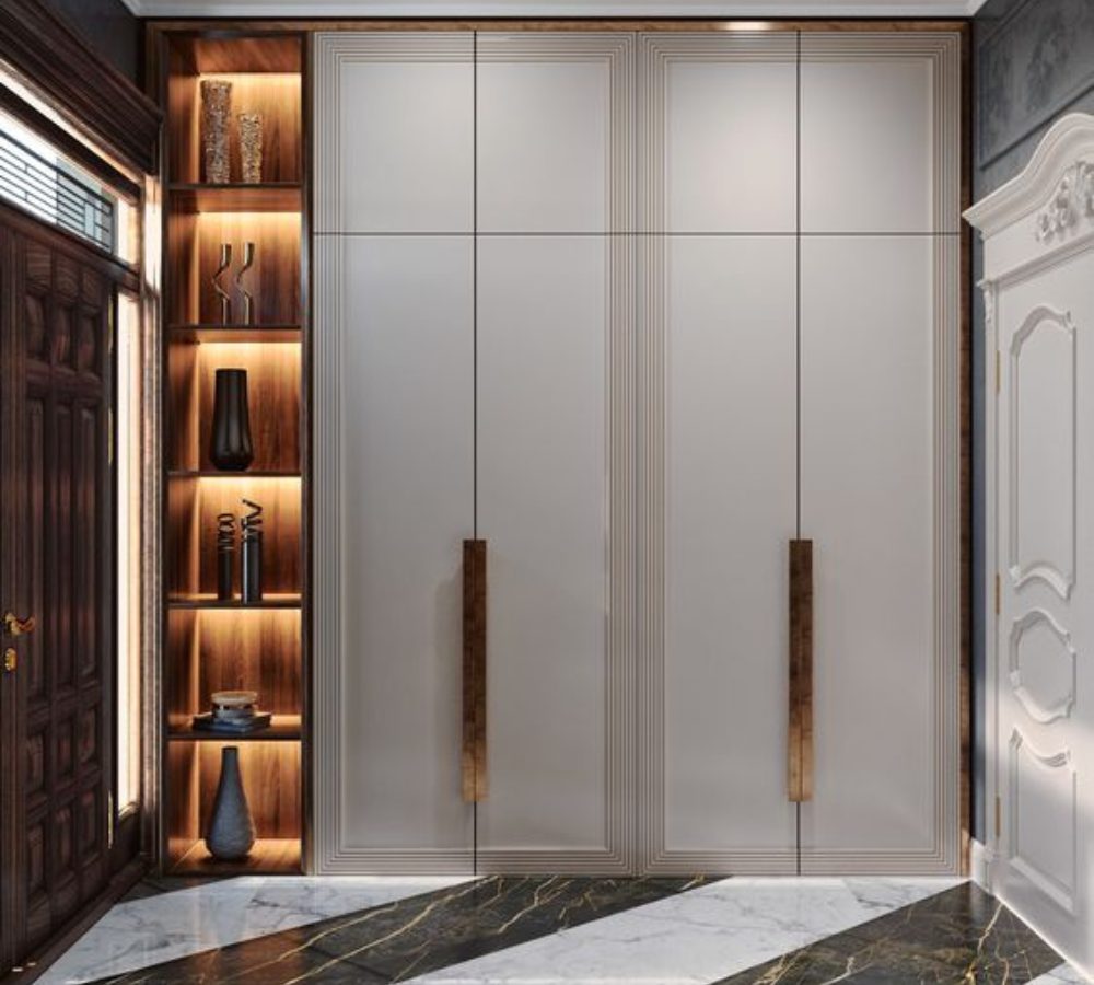 Armadio a tutta altezza con libreria illuminata nell'ingresso