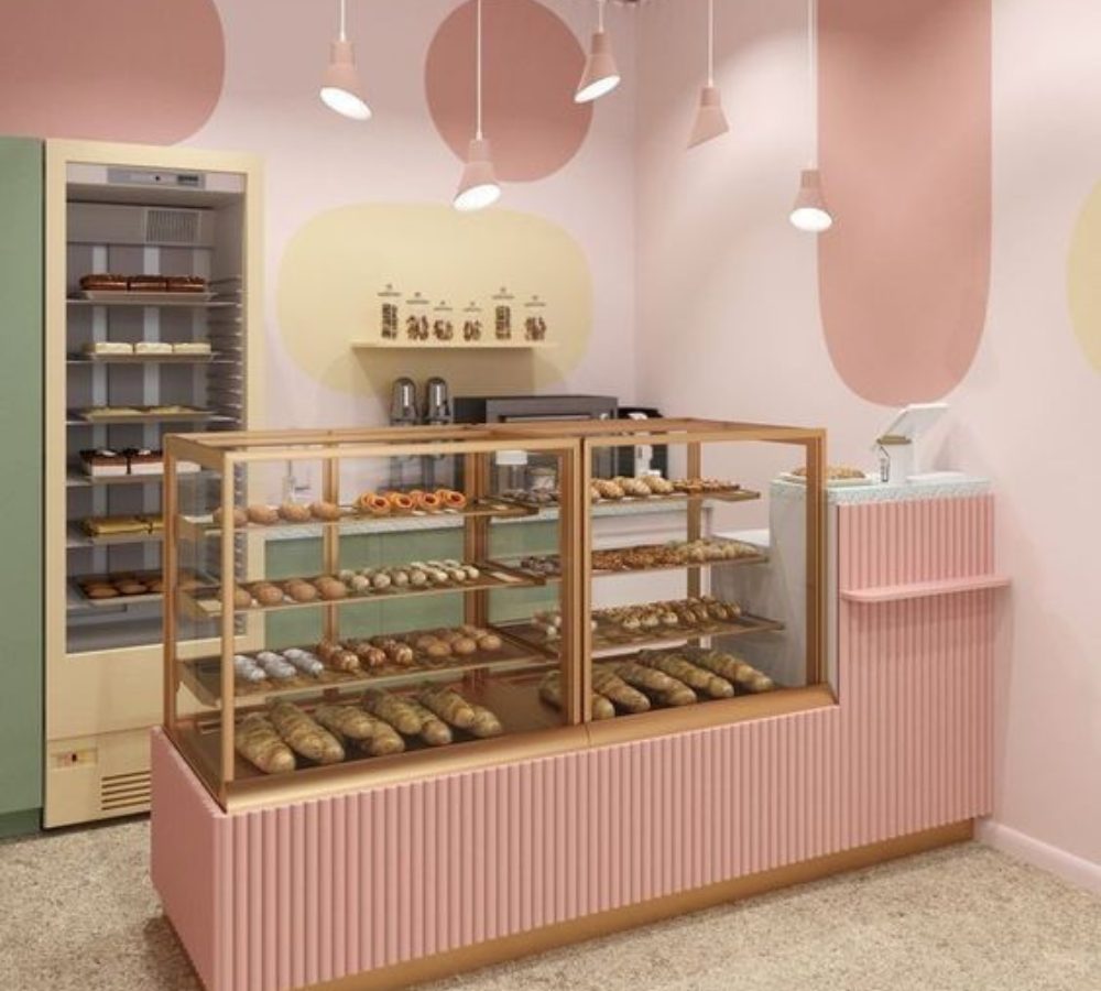 Bancone rosa e vetrina per dolci in pasticceria