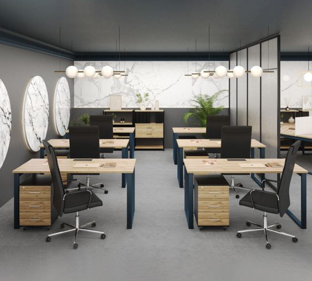 Büro mit Reihen von Schreibtischen und Stühlen