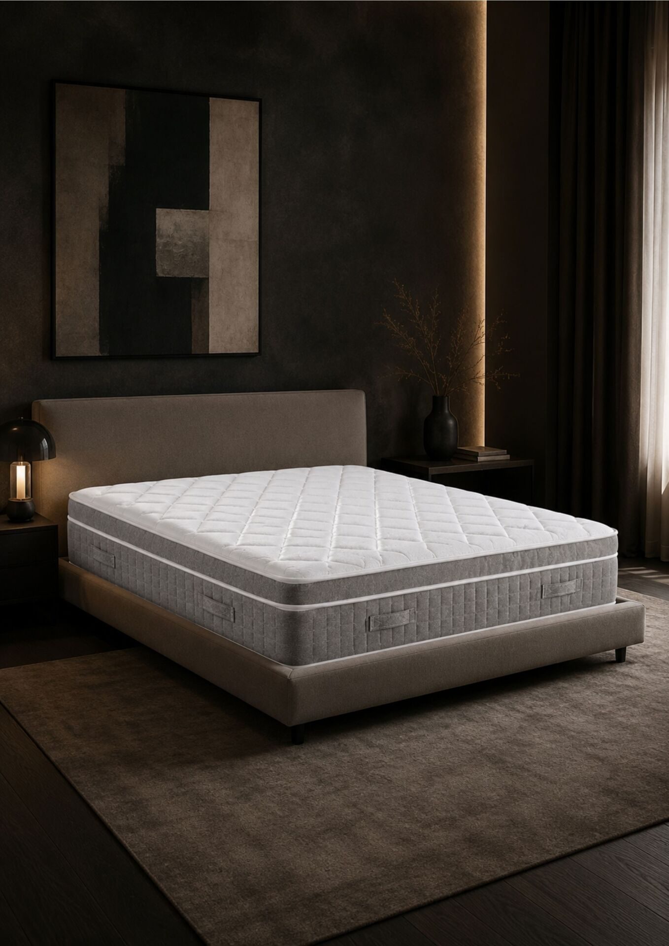 Weiße Matratze auf hellem Bett im dunklen Schlafzimmer