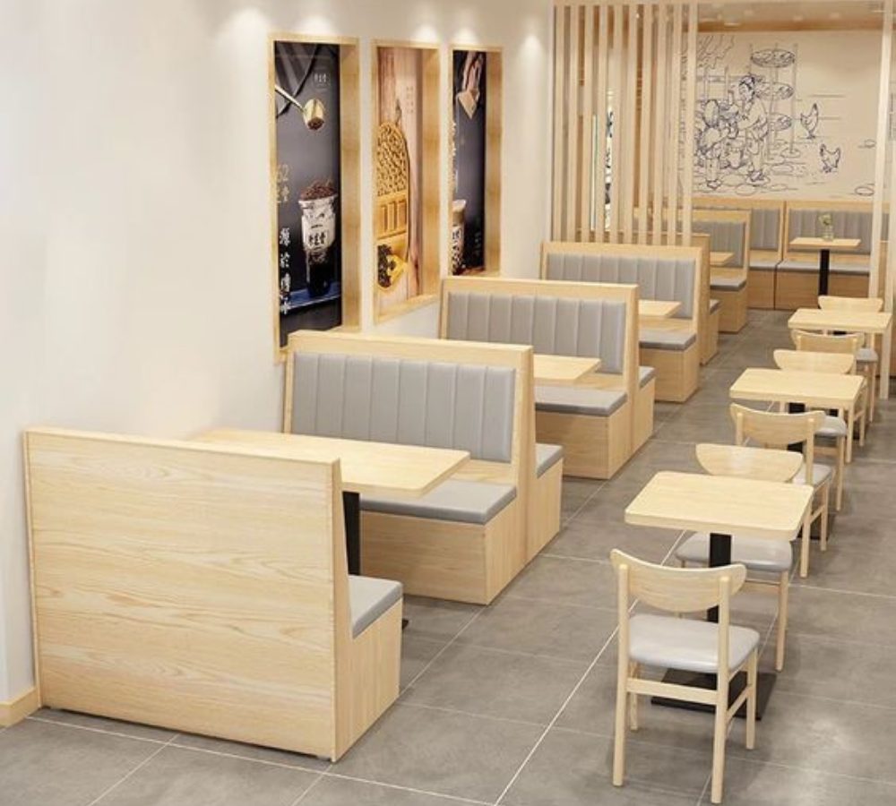 Separé in legno con tavoli in un caffè luminoso