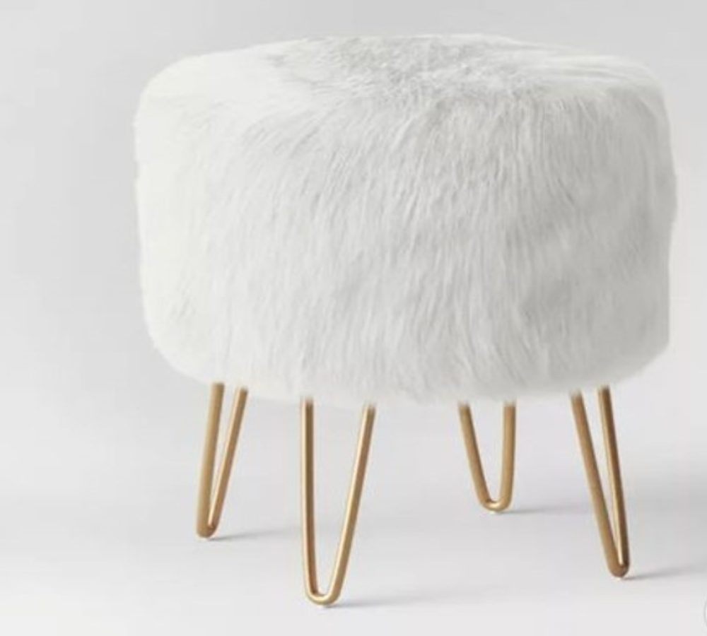 Pouf in pelliccia sintetica bianca su gambe in metallo