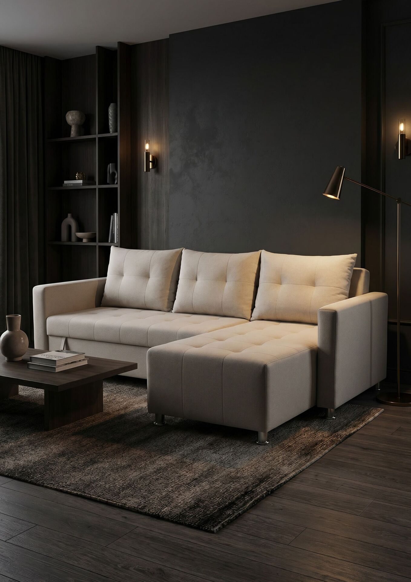 Divano angolare beige accanto a una libreria illuminata