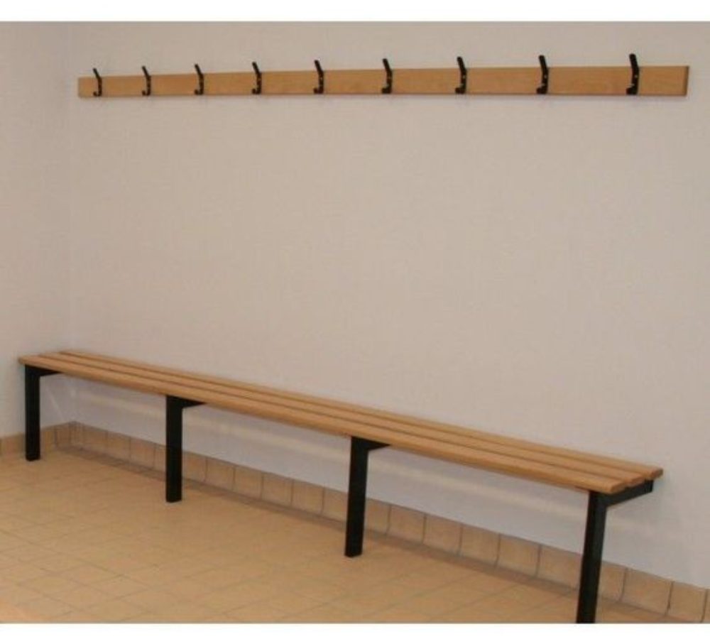 Bank und Wandgarderobe für die Umkleide