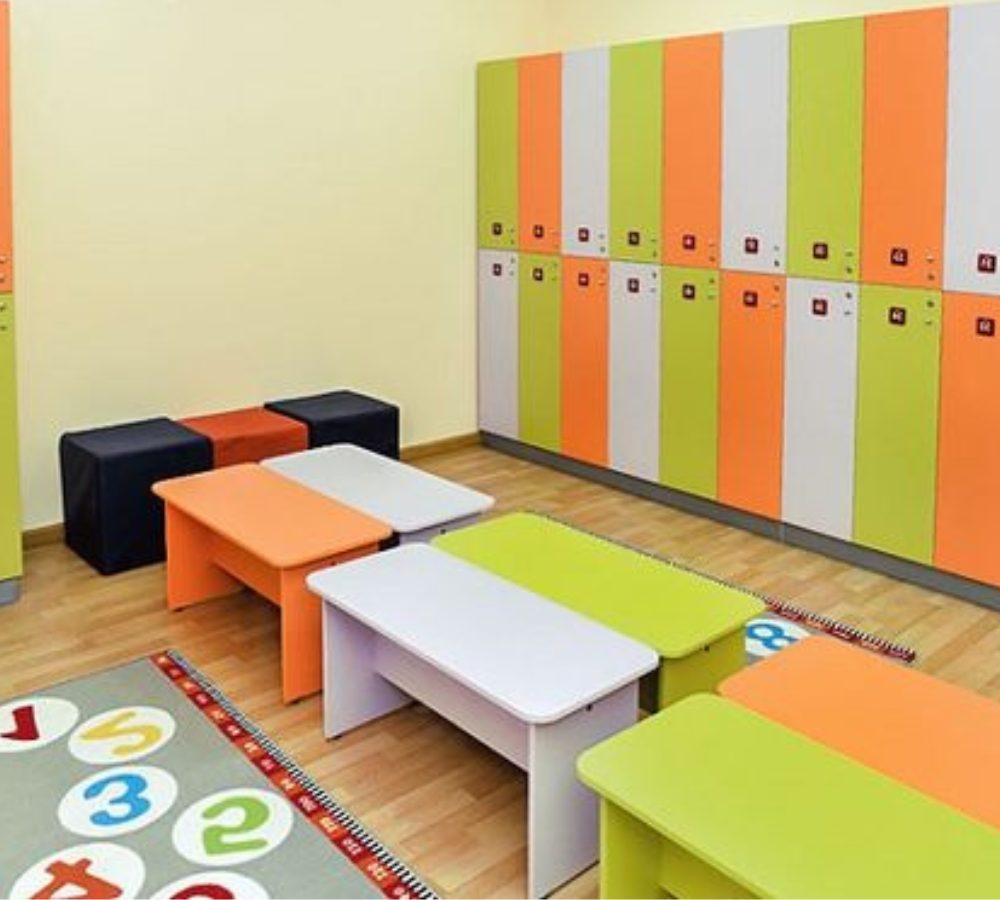Bunte Spinde und Bänke in der Kindergartengarderobe
