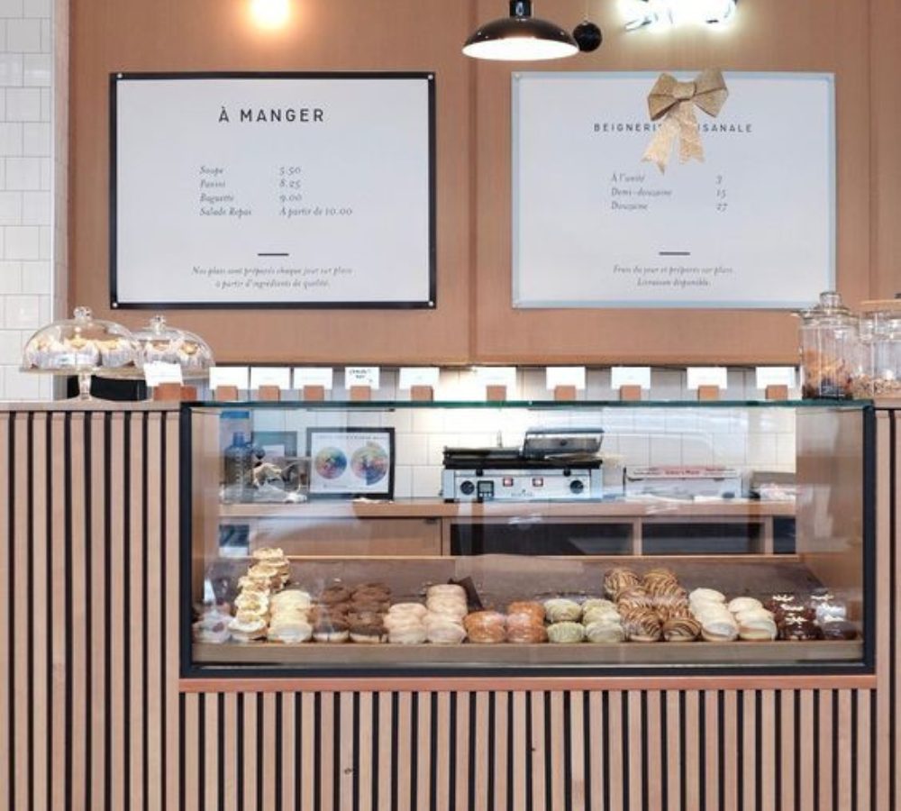Bancone vetrina con pasticceria in una caffetteria