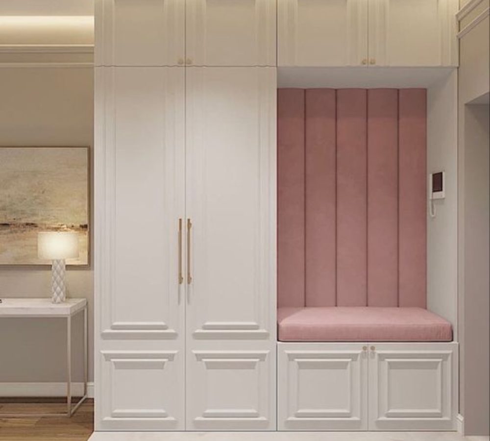 Weißer Schrank und Nische mit rosa Polsterpaneel und Sitz